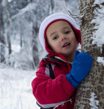 Kış ormanındaki çocuk