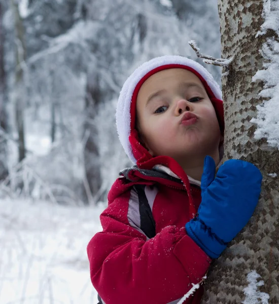 Chłopiec w zimowym lesie — Zdjęcie stockowe