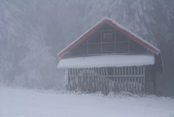 Hut in de winter — Stockfoto