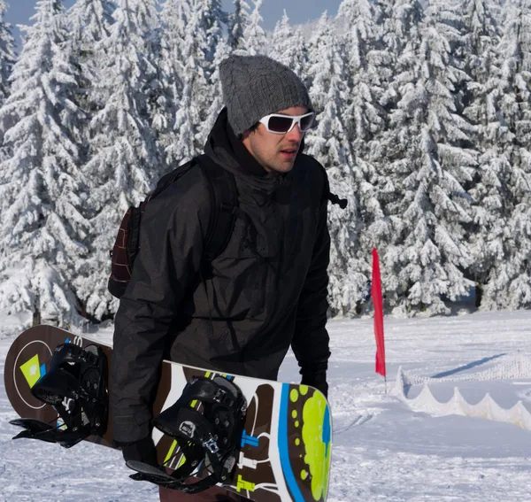 Uomo con snowboard — Foto Stock