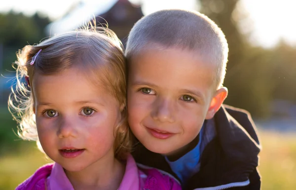 Niño y niña —  Fotos de Stock