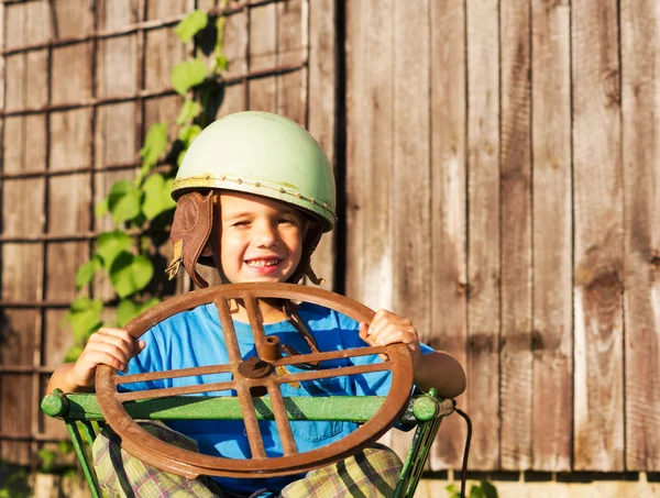 Junge mit Helm — Stockfoto