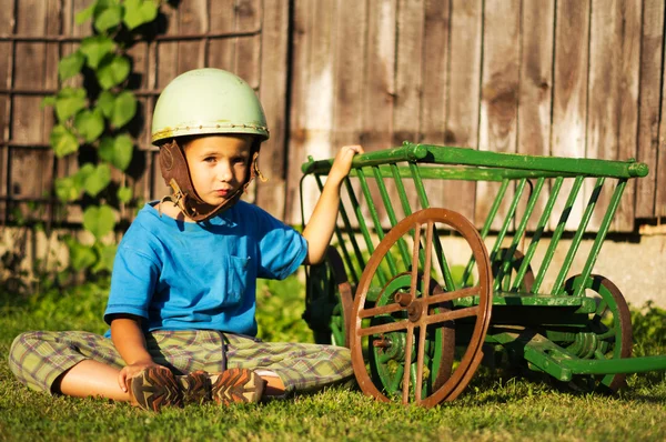Junge mit Helm — Stockfoto