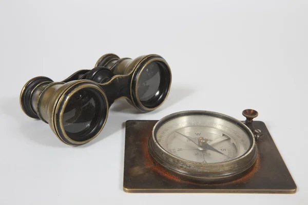 Binocular y brújula — Foto de Stock