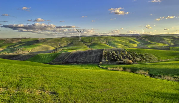 doğal countryland yeşil Rüzgar türbinleri bulutlar gökyüzü manzara