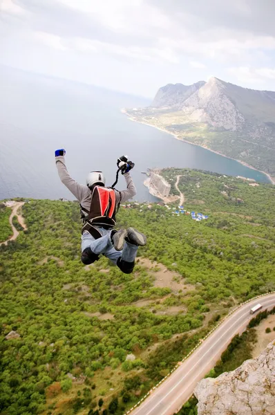 BASE jump off cliff — Stock Photo, Image