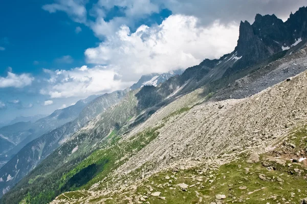 Vallée verte dans les Alpes — Photo