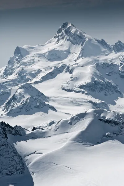 Snötäckt berg — Stockfoto