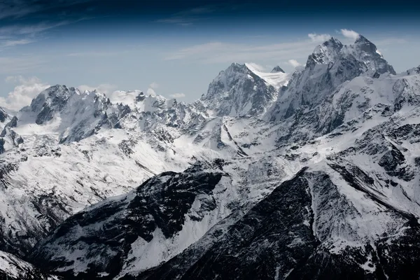 şiddetli dağlar karla kaplı