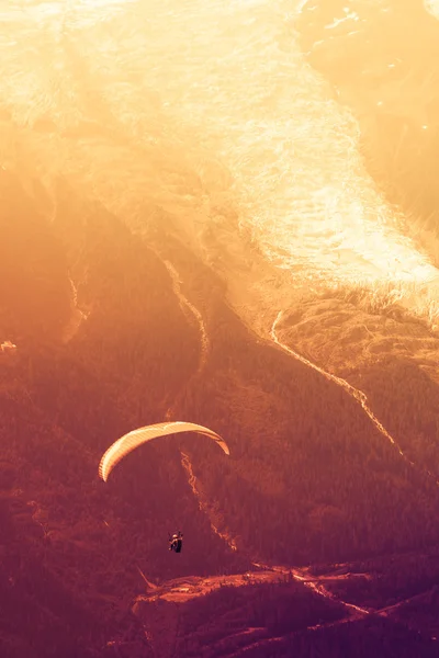 Alp Dağları tepeleri üzerinde sepya paraglide