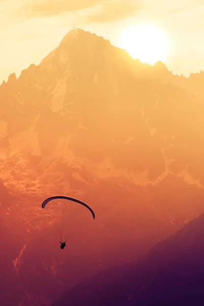sepya paraglide siluet Alp Dağları tepeleri üzerinde