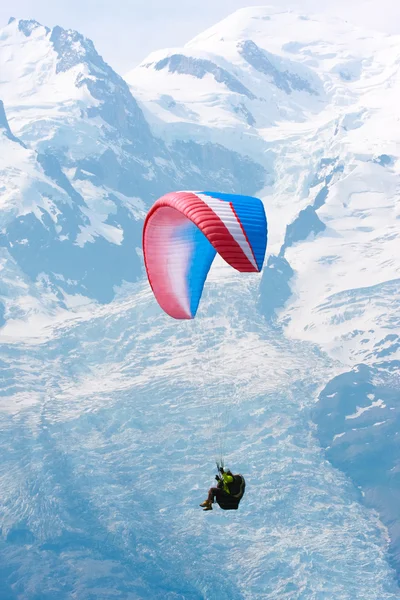 Paraglida över Alperna is-flöde — Stockfoto