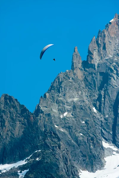 Paraglide over Alps cliff — Stock Photo, Image