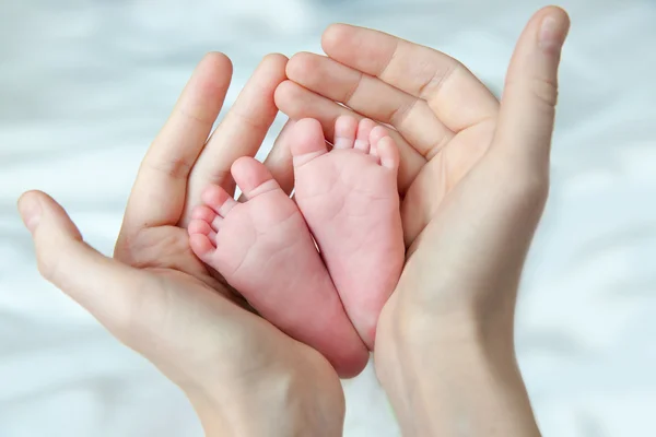 Anne ona çocuğun ayak tutan