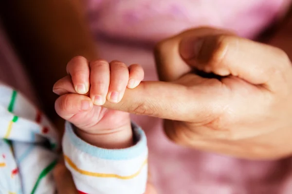 Recém-nascido bebê segurando mão pai Fotografias De Stock Royalty-Free