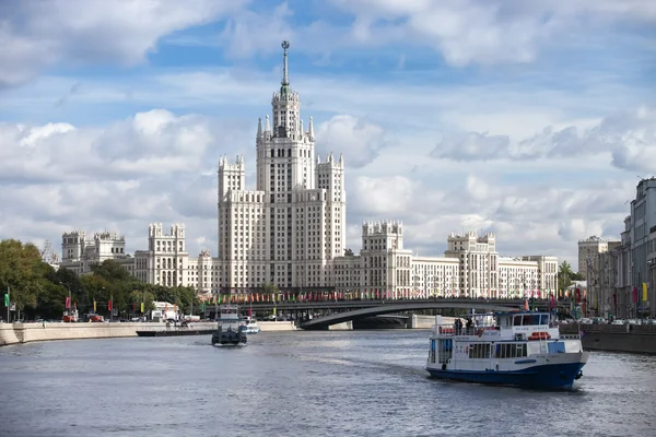 Arranha-céus de Stalin no Kotelnicheskaya Embankment em Moscou Imagens Royalty-Free