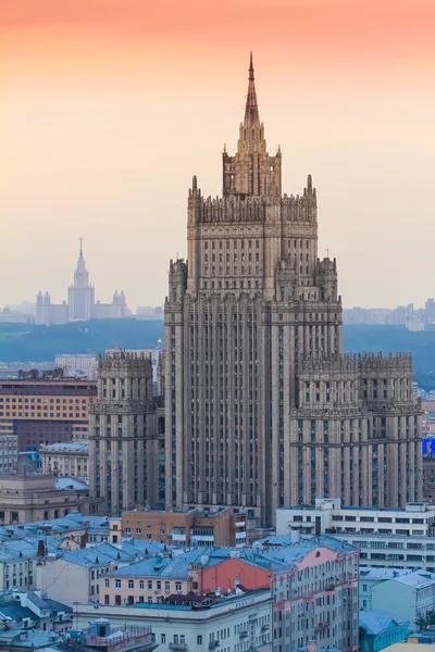 Arranha-céu do Ministério das Relações Exteriores da Federação Russa no centro de Moscou, Rússia, vista aérea Imagem De Stock