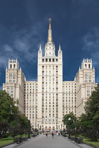 Здание Сталинского небоскреба на Кудринской площади, центр Москвы, Россия — стоковое фото