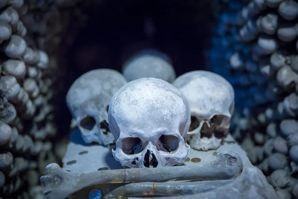 Menschenschädel und Knochen im Beinhaus von Sedlec, kostnice Friedhofskirche aller Heiligen in Sedlec — Stockfoto