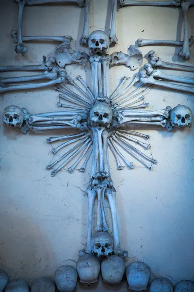 Oude heilige rood gemaakt van menselijke schedels en beenderen in Ossuarium van sedlec, kostnice begraafplaats kerk van alle heiligen in sedlec — Zdjęcie stockowe