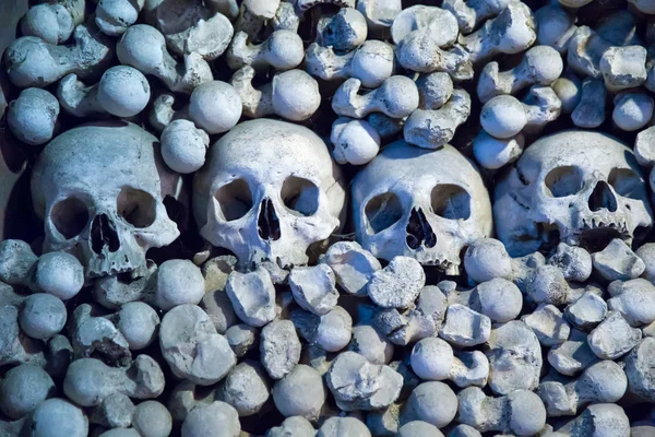 menselijke schedels en beenderen in Ossuarium van sedlec, kostnice begraafplaats kerk van alle heiligen in sedlec