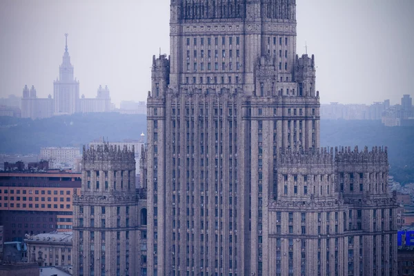 Ministère des Affaires étrangères gratte-ciel dans le centre de Moscou, Russie, vue aérienne macro Images De Stock Libres De Droits