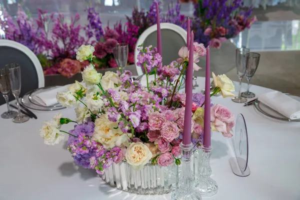 Bellissimo Arredamento Tavolo Ristorante Matrimonio Viola Fiori Colorati Candele Decorazione Foto Stock