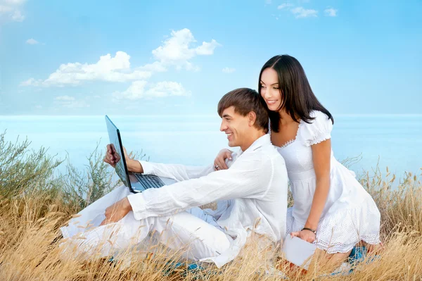 Couple avec ordinateur portable — Photo