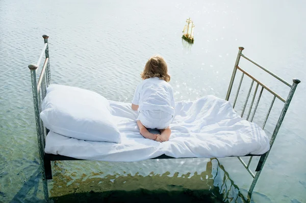 Child and sailboat — Stock Photo, Image