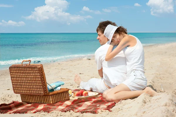 Casal desfrutando de piquenique — Fotografia de Stock