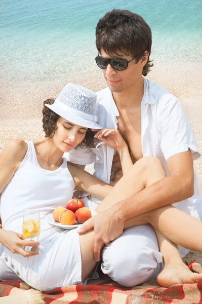 Pareja disfrutando de picnic — Foto de Stock