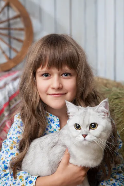 Porträt eines aufrichtigen Dorfbewohners mit Katze an den Händen in der Scheune — Stockfoto