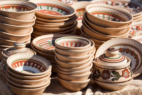 Stapel verzierter handgefertigter Keramik beim Kunsthandwerkermarkt — Stockfoto