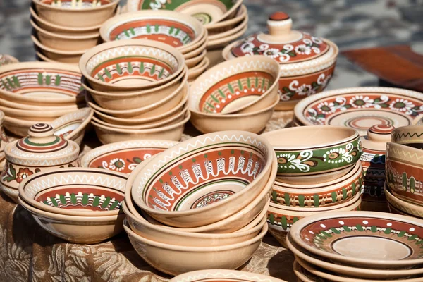 Colección de cerámica decorada en el mercado de artesanía — Foto de Stock