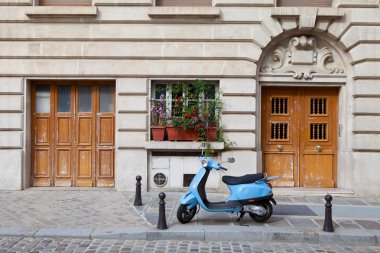 Mavi retro Avrupa Arnavut kaldırımı stree ev yakınındaki Park moped