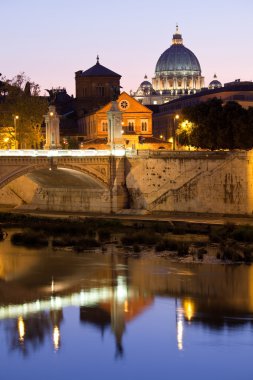 Saint Peter's Basilica Roma İtalya akşam Tiber kıyısında
