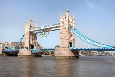 Olimpiyat ile dekore edilmiş tower bridge Londra 2012 İngiltere halkaları