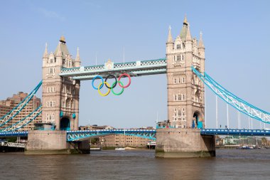 Olimpiyat ile dekore edilmiş tower bridge Londra 2012 İngiltere halkaları