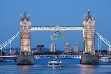 Olimpiyat ile dekore edilmiş tower bridge Londra 2012 İngiltere halkaları