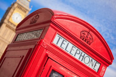 Londra sembolleri: kırmızı telefon kulübesi, büyük ben kule saati