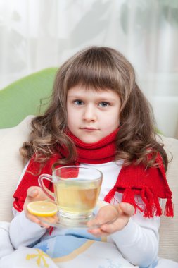 Hasta kız yatakta eşarp ile ilaç kullanıyor