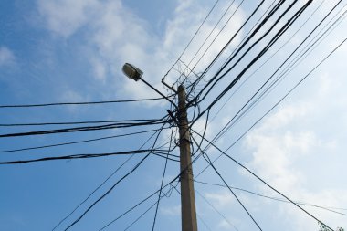 Lamba direği ve karışık elektrik telleri