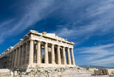 Antik Parthenon Tapınağı Akropol Atina Yunanistan mavi gökyüzünde backgro üzerinde