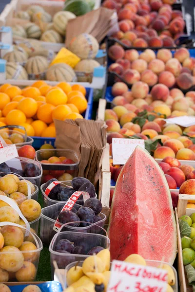 Frutas crudas frescas en cestas, cajas en el primer plano del mercado callejero — Foto de Stock