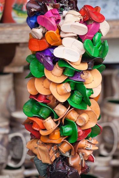Souvenirs multicolores sombreros y botas de cuero hechos a mano en artesanía — Foto de Stock