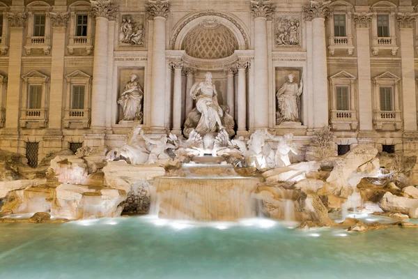 Знаменитый римский памятник архитектуры барокко фонтан Треви в сумерках — стоковое фото
