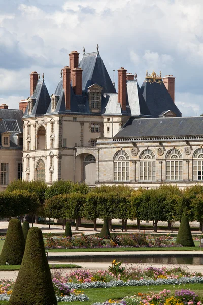 Château royal médiéval Fontainbleau près de Paris en France et Gard — Photo