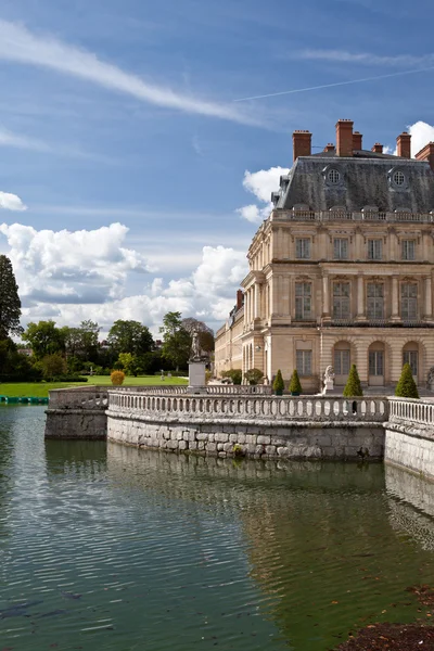 Medieval royal castle Fontainbleau and lake near Paris in France — Stock Photo, Image