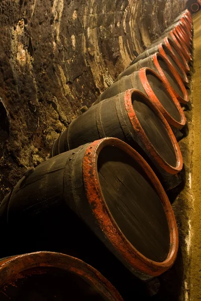 Rad av vin fat i vingården källare avtar i avståndet — Stockfoto