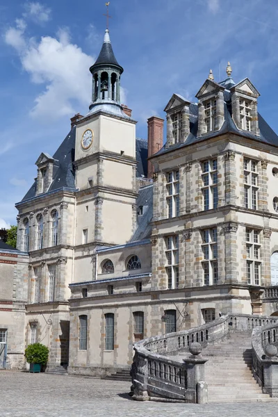 Castelo real medieval Fontainbleau perto de Paris, na França — Fotografia de Stock